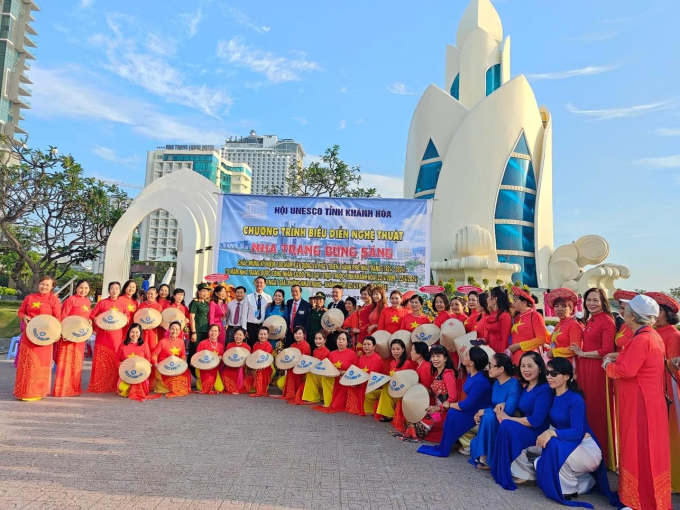 Lãnh đạo tỉnh Khánh Hòa chụp hình lưu niệm cùng Ban tổ chức của UNESCO và dàn nghệ sĩ diễn viên chương trình Nha Trang bừng sáng