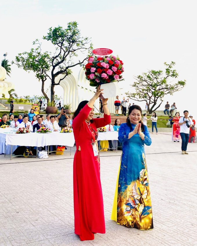 Bà Nguyễn Thị Thanh Hương - Chủ tịch Hội UNESCO tỉnh khánh Hòa tặng hoa tuyên dương tổng đạo diễn chương trình Nha Trang bừng sáng - bà Ngô Thị Duần