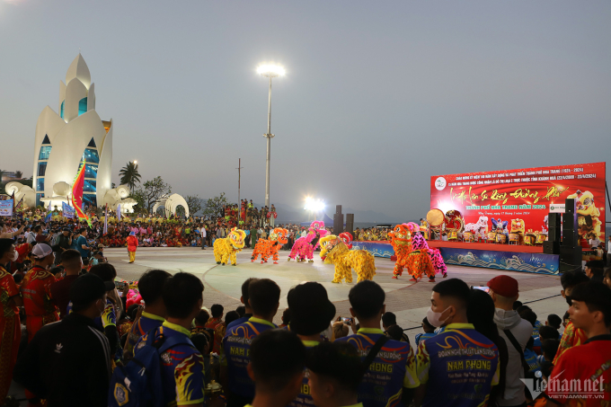 Hội diễn Lân - Sư - Rồng chào mừng kỷ niệm 100 năm Nha Trang. Ảnh: Vietnamnet