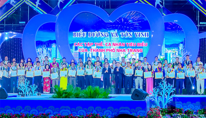 Lãnh đạo tỉnh Khánh Hòa khen thưởng những tập thể, các nhân xuất sắc tại chương trình biểu diễn nghệ thuật đêm đại lễ