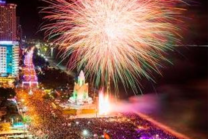 Pháo hoa rực sáng trên bầu trời biển Nha Trang trong đêm đại lễ 2-4