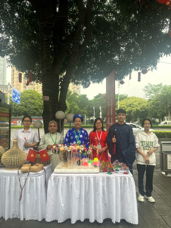 Gian hàng tò he và sản phẩm mây tre đan của Việt Nam thu hút khách tham quan