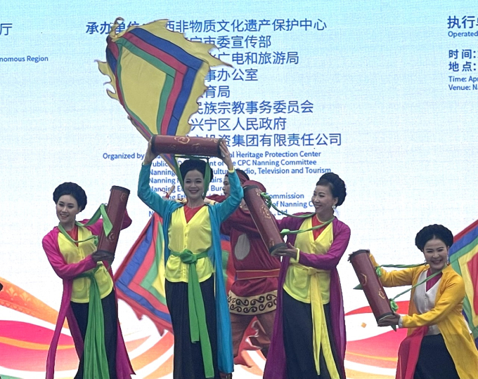 Tiết mục biểu diễn múa cờ trống trong lễ khai mạc của đoàn Việt Nam