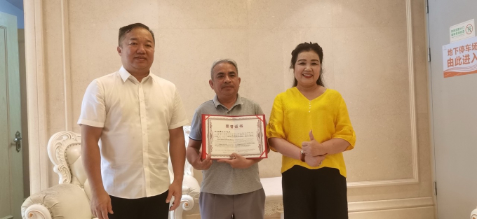 Nghệ nhân ưu tú Nguyễn Văn Tĩnh nhận giải thưởng từ BTC sự kiện