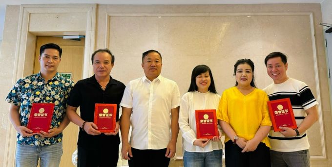 Ông Fang Ninh và NSND Lệ Ngọc trao giải cho các NSUT Hoàng Tùng, NSUT Lưu Thành Vinh, nghệ sĩ Mai Tuyết hoa và nghệ sĩ Hữu Duy