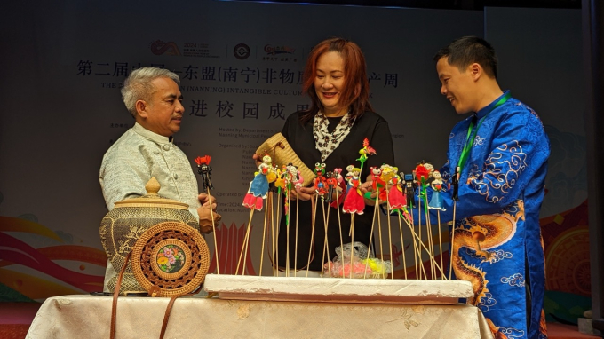 Nghệ nhân ưu tú Nguyễn Văn Tĩnh và nghệ nhân làm Tò he Đăng Văn Tiên giới thiệu các sản phẩm cho khách tham quan tại sự kiện
