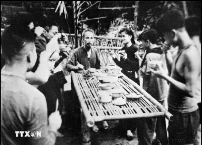 Ở chiến khu Việt Bắc trong thời kỳ kháng chiến chống Pháp, Bác Hồ sống chung với cán bộ, nhân viên; cùng ăn, ở, sinh hoạt như mọi người. (Ảnh: TTXVN)
