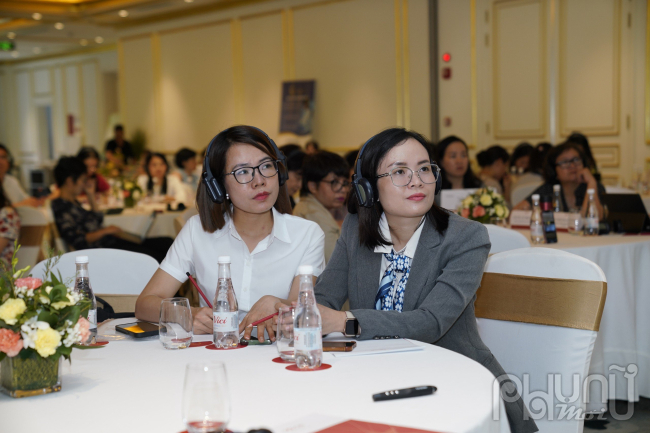 Các nữ khoa học, nữ doanh nhân đổi mới sáng tạo tham dự Hội thảo chăm chú theo dõi những chia sẻ từ chuyên gia