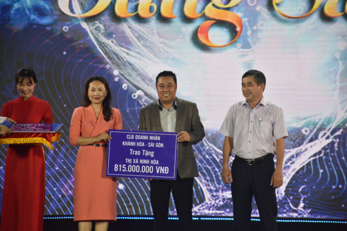 CLB Doanh nhân Khánh Hòa- Sài Gòn trao tặng 815 triệu đồng hỗ trợ TX. Ninh Hòa