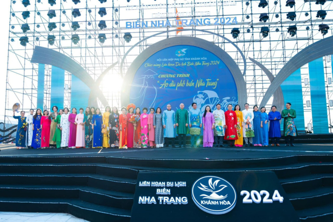 Lãnh đạo UBND tỉnh Khánh Hòa, đại diện lãnh sự các nước và lãnh đạo Hội UNESCO Khánh Hòa với chương trình Áo dài phố biển Nha Trang