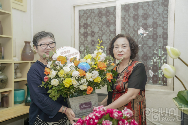 GS. TS Lê Thị Hợp, Chủ tịch Hội NTT Việt Nam tặng hoa và quà tới Tập thể cán bộ, phóng viên, biên tập viên Tạp chí Phụ nữ Mới