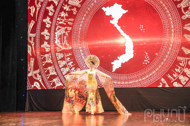 Hoa hậu Biển đảo Đinh Như Phương - Đại sứ CLB Di sản Áo dài Việt Nam thành phố Hà Nội trình diễn áo dài trong BST 