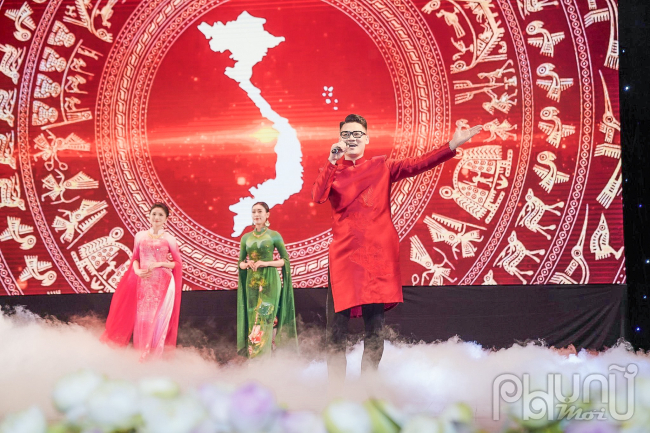 Các bộ sưu tập áo dài được trình diễn cùng các tiết mục nghệ thuật đặc sắc với sự tham gia biểu diễn của các ca sĩ Hà Myo, Minh Thu, Hàn Minh Tú... Ảnh: Hoàng Toàn