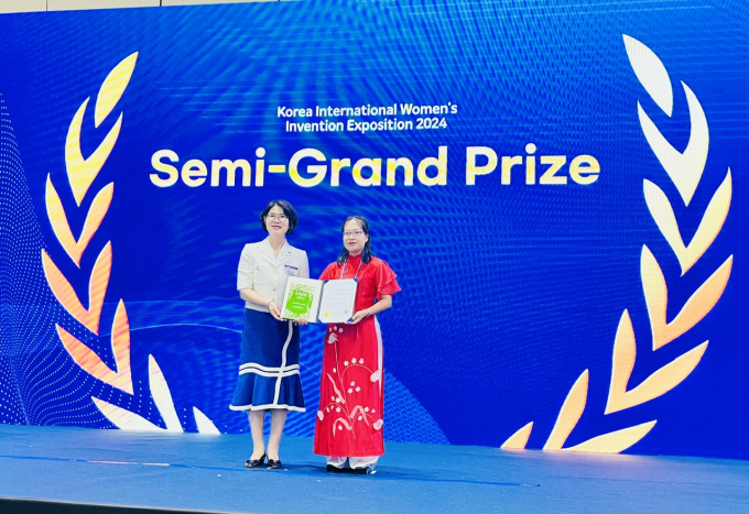 TS. Phan Thị Lan (bên phải), Viện KH&CN Việt Nam – Hàn Quốc (VKIST) nhận Giải Semi-Grand Prize tại Triển lãm Quốc tế về Sáng chế của Phụ nữ 2024 (KIWIE 2024)