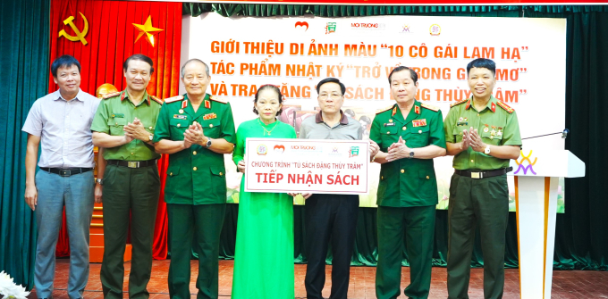 Đại diện Trường THCS Lương Văn Nắm đón nhận “Tủ sách Đặng Thùy Trâm.