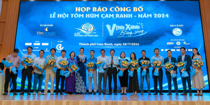 Ban tổ chức lễ hội trao tặng hoa cho các nhà tài trợ