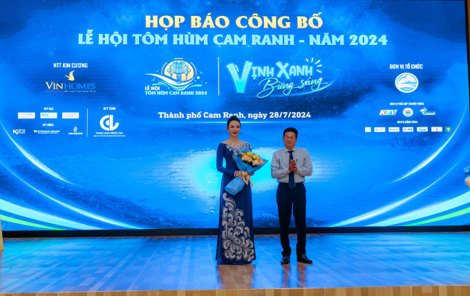 Ông Ngô Hữu Hiền- Phó Chủ tịch UBND TP. Cam Ranh trao tặng hoa cho Hoa hậu du lịch Ngọc Diễm - đại sứ Lễ hội tôm hùm