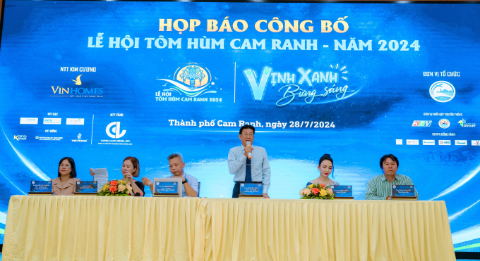 Ông Ngô Hữu Hiền- Phó Chủ tịch UBND TP. Cam Ranh - Trưởng ban tổ chức Lễ hội tôm hùm đang trả lời tại họp báo