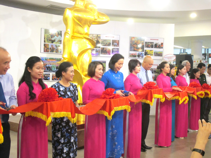 Nghi thức khai mạc triển lãm và ra mắt sách ảnh của nhiếp ảnh gia Nguyễn Á. Ảnh: L.Q.V
