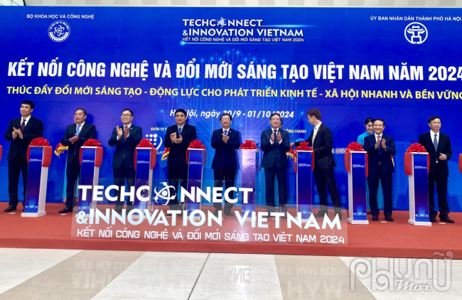 Bộ trưởng Bộ Khoa học và Công nghệ Huỳnh Thành Đạt và lãnh đạo các bộ ngành cắt băng khai mạc sự kiện.