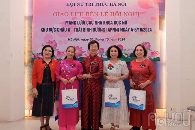 Đại diện Hội NTT Hà Nội tặng quà đại diện các Hội NTT tỉnh, thành Hải Phòng, Thái Nguyên, Đăk Lăk, Bắc Giang. Ảnh: Hoàng Toàn