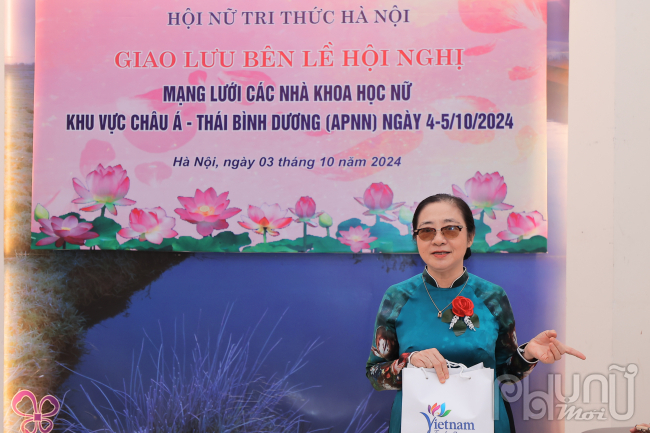 ThS Hoàng Thị Ái Nhiên, Phó Chủ tịch Hội NTT Việt Nam đã dành tặng các đại biểu bài hát về mùa thu Hà Nội. Ảnh: Hoàng Toàn