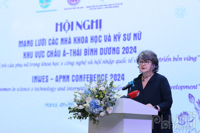 TS. Sarah Peers, Chủ tịch Mạng lưới các nhà khoa học và kỹ sư nữ quốc tế (INWES) phát biểu tại Hội nghị. Ảnh: Hoàng Toàn