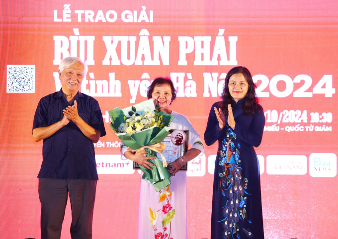 TS Đào Thị Diến được tặng Giải Tác phẩm “Giải thưởng Bùi Xuân Phái - Vì tình yêu Hà Nội” 2024. 