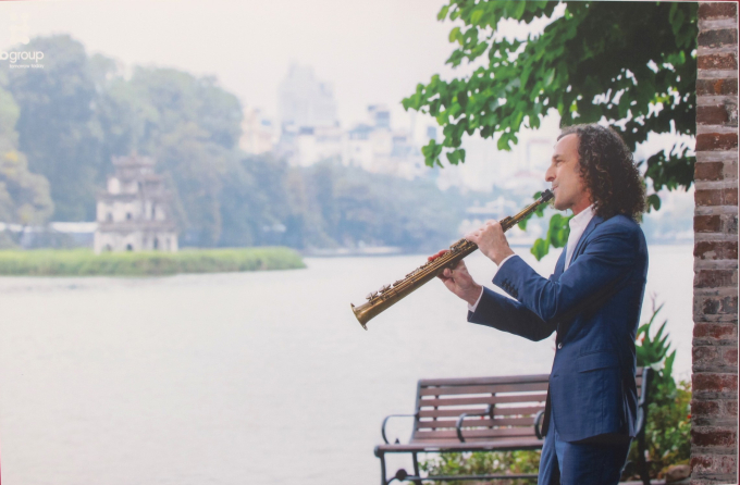 Hình ảnh nghệ sĩ saxophone Kenny G biểu diễn bên hồ Hoàn Kiếm trong MV “Going Home”.