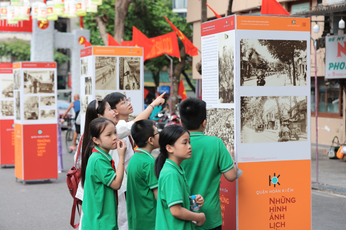 Không khí hào hùng ngày tiếp quản Thủ đô được tái hiện bằng nhiều hình thức trên không gian phố đi bộ Hà Nội. Ảnh: Hoàng Toàn