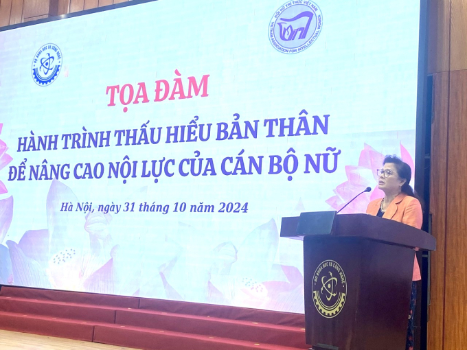 ThS Lê Thị Khánh Vân, đại diện Ban Chấp hành Chi hội NTT Bộ KH&CN phát biểu Tổng kết Tọa đàm