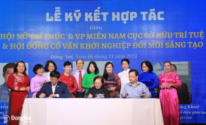 Đại diện Hội Nữ trí thức tỉnh, Văn phòng đại diện Cục SHTT tại Thành phố Hồ Chí Minh và Hội đồng cố vấn khởi nghiệp đổi mới sáng tạo tỉnh Đồng Nai ký kết hợp tác. Ảnh: baodongnai.com