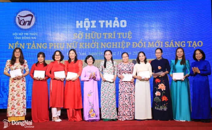 Đại diện Hội Nữ trí thức trao thẻ hội viên cho hội viên mới vừa kết nạp. Ảnh: baodongnai.com