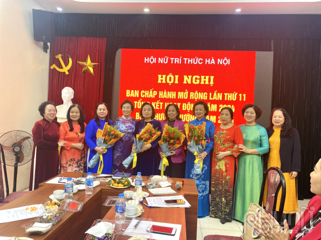 Hội Nữ trí thức Hà Nội cũng đã ra mắt 3 Ủy viên Ban Chấp hành mới, nhằm kiện toàn nhân sự chuẩn bị cho Đại hội nhiệm kỳ III