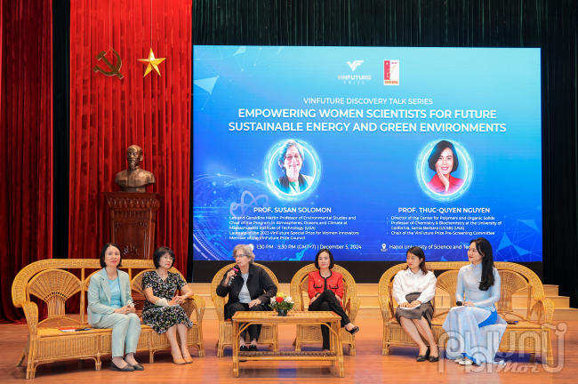 GS. Susan Solomon và GS. Nguyễn Thục Quyên giao lưu với các nhà khoa học nữ, giảng viên, sinh viên Đại học Bách Khoa Hà Nội. Ảnh: Hoàng Toàn