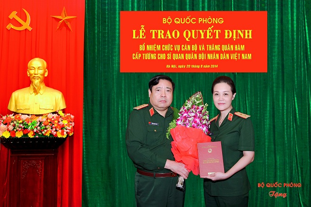 Tháng 8/2014, PGS.TS Lê Thu Hà, khi đó là Chính ủy Bệnh viện Trung ương Quân đội 108, đã được phong quân hàm Trung tướng. Sự kiện này đánh dấu một cột mốc quan trọng trong lịch sử Quân đội Nhân dân Việt Nam, bởi bà là người phụ nữ đầu tiên đạt được quân hàm cao quý này. Ảnh: hoilhpn.org.vn