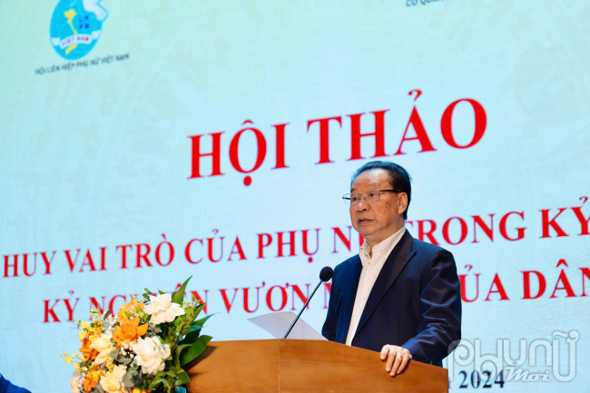 GS.TS Phùng Hữu Phú, Nguyên Ủy viên Trung ương Đảng, Nguyên Phó Trưởng Ban Thường trực Ban Tuyên giáo Trung ương, Nguyên PCT Hội đồng Lý luận Trung ương chia sẻ tham luận “Một số vấn đề chung về kỷ nguyên mới - kỷ nguyên vươn mình của dân tộc“. Ảnh: Hoàng Toàn