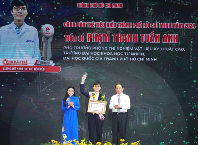 Ông Nguyễn Văn Nên (bên phải), Bí Thư  Thành uỷ TP Hồ Chí Minh tặng bằng khen cho Tiến sĩ Phạm Thanh Tuấn Anh. Ảnh: baotintuc.vn