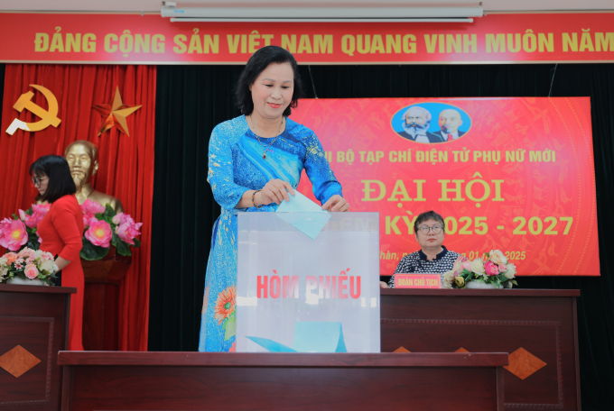 Đảng viên Chi bộ Tạp chí điện tử Phụ nữ Mới tiến hành bầu Bí thư chi bộ nhiệm kỳ 2025-2027 và bầu đại biểu dự Đại hội đại biểu Đảng bộ phường Thanh Nhàn lần thứ XIV, nhiệm kỳ 2025-2030. Ảnh: Hoàng Toàn