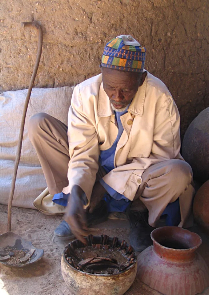 Một người đàn ông Cameroon thực hiện việc bói nhện. Ảnh: khoahocphattrien.vn