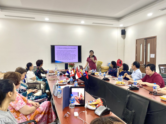 Trung tâm Ứng dụng Khoa học công nghệ và Khởi nghiệp (COSTAS) thuộc Hội Nữ trí thức Việt Nam và Trung tâm nghiên cứu, đào tạo và hỗ trợ, tư vấn thuộc Cục Sở hữu Trí tuệ, Bộ KH&CN phối hợp tổ chức nhiều lớp đào tạo tập huấn, hội thảo nhằm nâng cao nhận thức, trang bị kiến thức và kỹ năng cho các nhà khoa học nữ, giúp họ tự tin bảo vệ thành quả nghiên cứu của mình