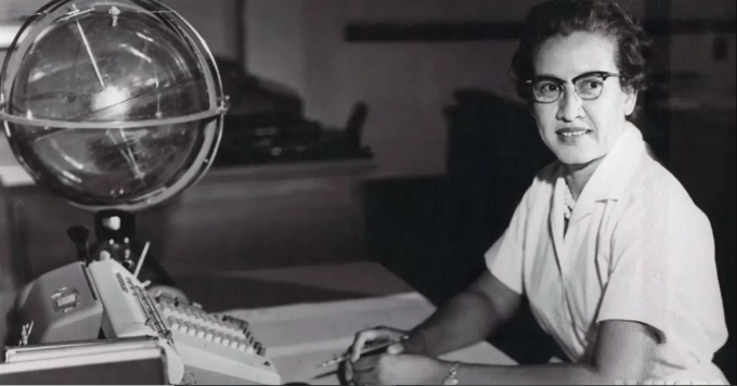 Nhà toán học Katherine Johnson làm việc tại trung tâm nghiên cứu của NASA