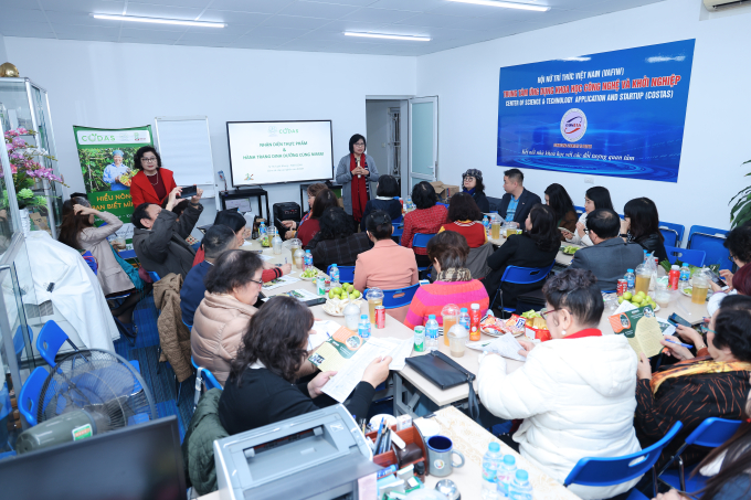 Toạ đàm: “Thực phẩm hữu cơ - Phương pháp sản xuất và nhận diện trên thị trường” có sự tham gia của các chuyên gia thuộc Cục Sở hữu trí tuệ, các nhà khoa học, doanh nghiệp trong lĩnh vực nông nghiệp hữu cơ, cùng đông đảo hội viên Hội Nữ trí thức Việt Nam và người quan tâm. Ảnh: Hoàng Toàn