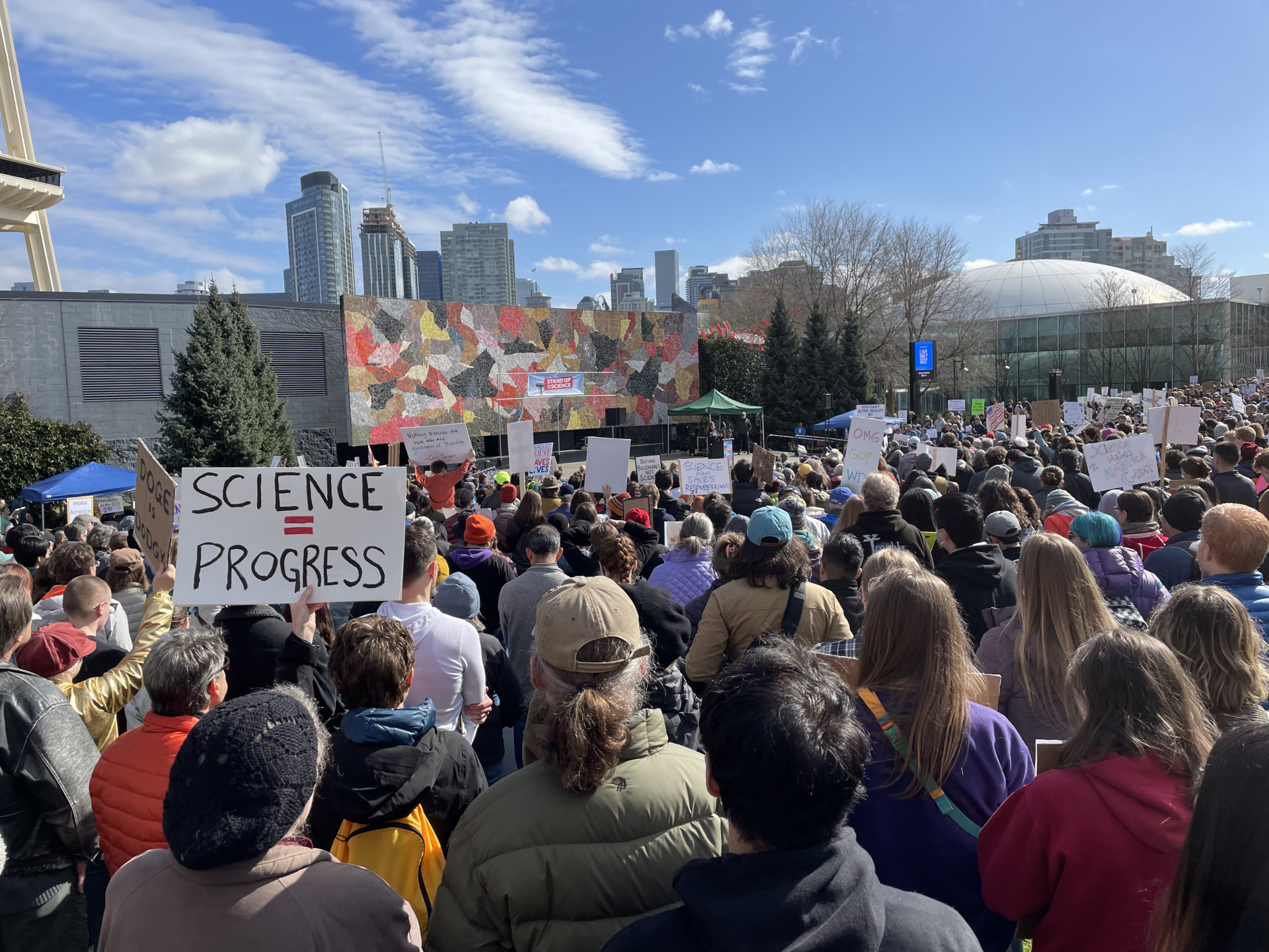 Đám đông người dân tham gia cuộc biểu tình Stand Up For Science tại Seattle vào ngày 07/3/2025 