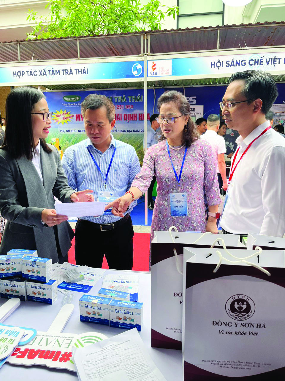 ThS Trần Thị Hương Giang giới thiệu sản phẩm từ kết quả nghiên cứu khoa học tại Triển lãm một số thành tựu về SHTT trong khuôn khổ Hội nghị quản lý Nhà nước về Sở hữu trí tuệ năm 2024