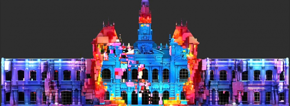 Trình diễn 3D Mapping với chủ đề Hành trình 50 năm di sản và tương lai trên trụ sở HĐND - UBND TPHCM là điểm nhấn đặc biệt của chuỗi chương trình - Ảnh: BTC