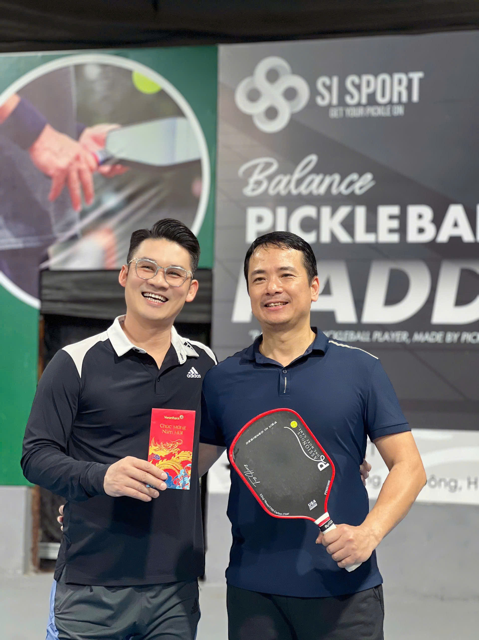 Anh Lê Ngọc Chiến, chủ tịch nhóm Văn Minh Pickleball (bên phải) và anh Hàn Minh Tú (bên trái) chia sẻ niềm vui sau một trận đấu đầu năm mới