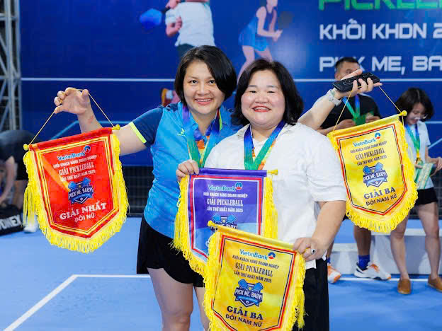 Chị Trần Thị Bích Ngọc và chị Đoàn Thị Thanh Bình chia sẻ niềm vui khi giành được thức hạng cao ở một giải Pickleball phong trào