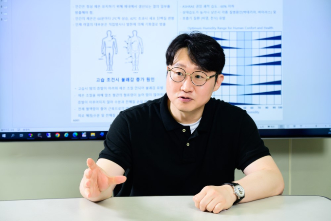   Chuyên gia Jun Hwang, thuộc Nhóm R&D Giải pháp Không khí của Samsung Electronics.  