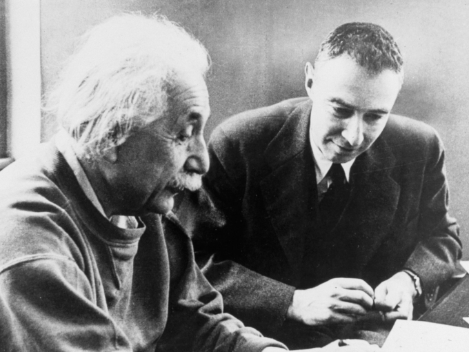 Einstein và Oppenheimer.